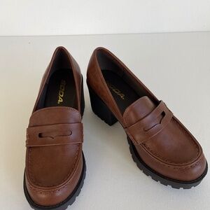 NWOB Soda Women Chunky Mid Heel Penny Loafer  8M